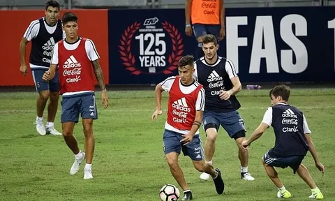 Chùm ảnh: Vắng Messi và Higuain, Dybala thành tâm điểm của truyền thông