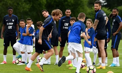 Chùm ảnh: Mbappe, Griezmann "lác mắt" trước kĩ thuật của các tài năng nhí