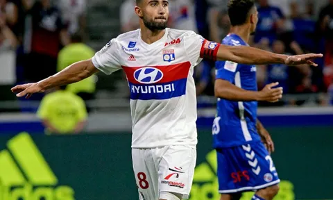 Lyon 4-0 Strasbourg: Tân binh chào sân hoàn hảo