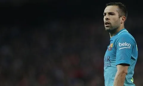 Đá 3 hậu vệ, Barca đang lãng phí Jordi Alba