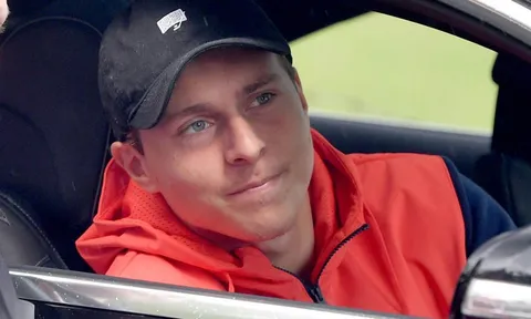 Đá tệ, nhưng Lindelof vẫn được fan Man Utd chào đón nhiệt tình
