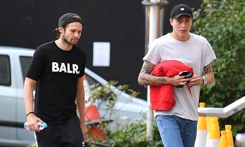 Daley Blind dẫn Lindelof đi "giải ngố" sau thắng lợi trước Swansea