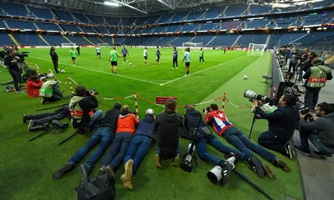 Dàn paparazi nằm rạp trước độ hot của Ajax