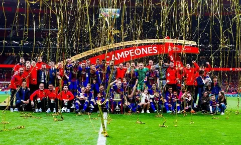 Dàn sao Barcelona 'quẩy' tưng bừng mừng ngôi vô địch