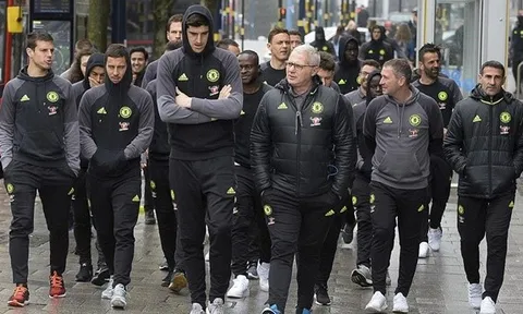 Dàn sao Chelsea đội mưa dạo phố