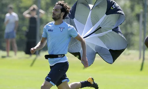 Dàn sao của Lazio mang cả... dù ra để tập chạy