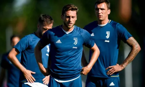 Dàn sao Juventus lộ bụng béo tại Vinovo