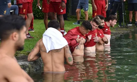 Dàn sao Liverpool bỏ tập, kéo nhau đi tắm ao hồ