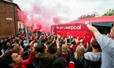 Dàn sao Liverpool được chào đón như nhà vô địch trước giờ G