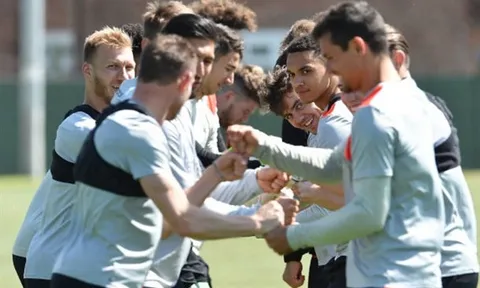 Dàn sao Liverpool khoái chí khi vừa nắm tay, vừa tập luyện