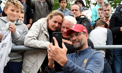 Dàn sao Liverpool thích thú 'selfie' cùng CĐV Đức