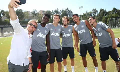 Dàn sao Man Utd hớn hở 'tự sướng' cùng nhà vô địch F1