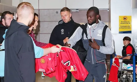Dàn sao Man Utd trở lại Anh, kết thúc Tour du đấu Hè