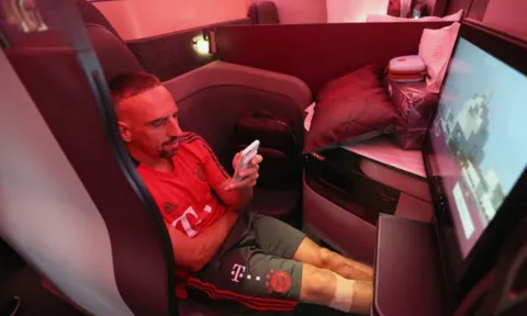 Dàn sao Munich 'hả hê' khi được ngồi khoang hạng VIP đi du đấu
