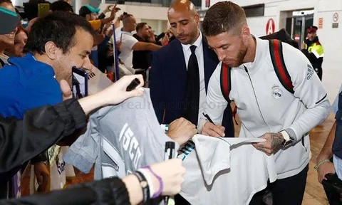Dàn sao Real Madrid kí mỏi tay khi vừa đặt chân tới Catalan