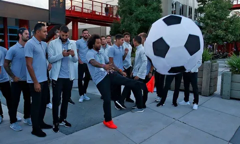 Dàn sao Real Madrid thoải mái vui đùa trước trận gặp Man Utd
