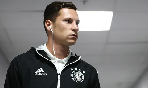 Draxler cùng các đồng đội bảnh bao tiến vào SVĐ tại Sochi