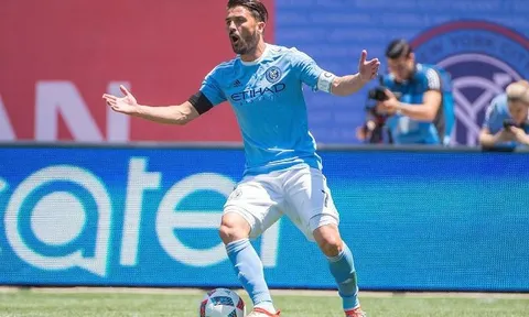 Đẳng cấp! David Villa lập siêu phẩm từ giữa sân tại MLS