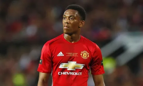 'Đắng lòng' với vẻ mặt của Martial khi bị bỏ rơi trước Leicester