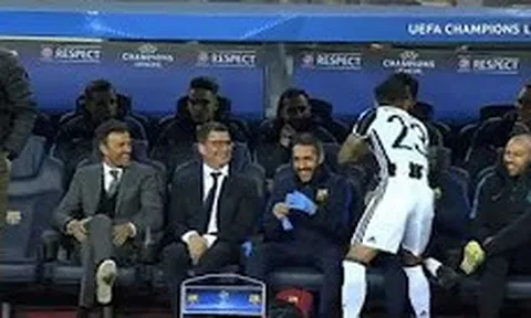 Dani Alves tranh thủ 'quậy tung' khu vực chỉ đạo của Barcelona
