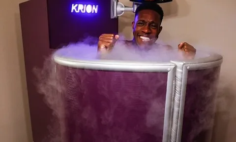 Danny Welbeck méo mặt khi tập hồi phục dưới cái rét gần -20 độ