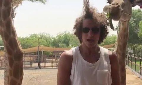 David Luiz biến quả tóc xù thành món ăn cho hươu cao cổ