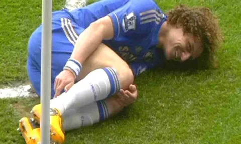 David Luiz cười không ngớt khi Rafael lãnh thẻ đỏ