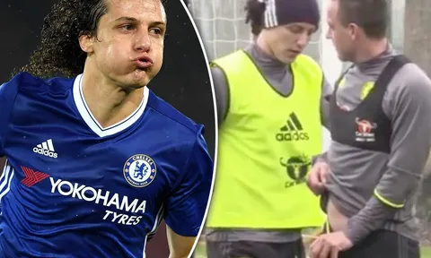 David Luiz tấn công vào 'chổ hiểm' của John Terry