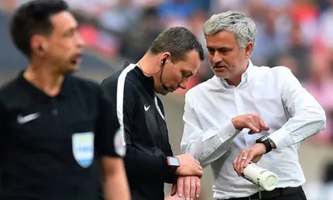 Dạy dỗ học trò, Mourinho dạy bảo luôn cả trọng tài