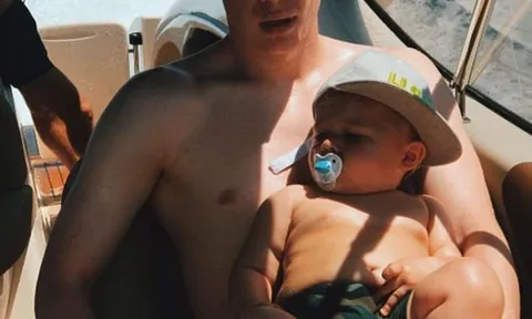 De Bruyne bỏ bóng chăm con; Đại gia đình Rooney du hí Barbados