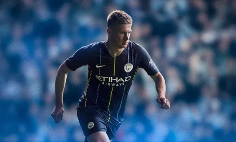 De Bruyne cực chất trong mẫu áo sân khách mới của Man City