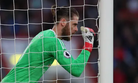 Ngày mới đến Old Trafford, De Gea bị Ferdinand và Evra 'dằn mặt'
