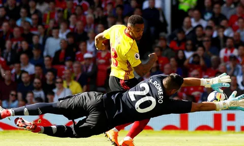 De Gea ôm 'găng vàng' nhìn Romero đóng vai chính trong khung gỗ