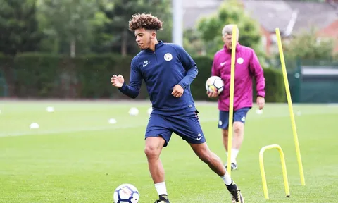 Vì Guardiola, Man City mất sao trẻ tài năng