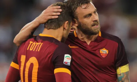 De Rossi âm thầm trở lại Roma, Totti thẳng tiến lên sân khấu