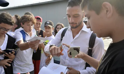 De Sciglio bị vây kín ngay khi vừa tới Turin