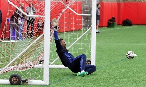 Defoe thất bại thảm hại khi tập làm thủ môn