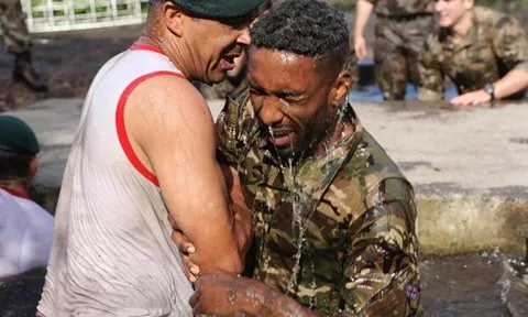 Defoe và các đồng đội "méo mặt" khi... "đi lính"