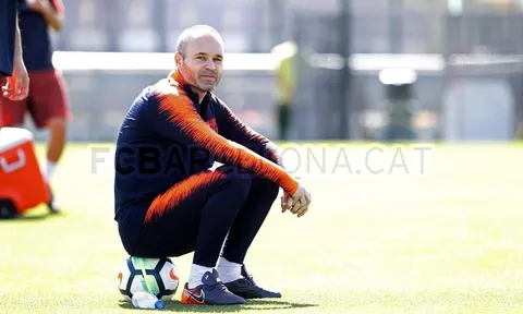 Đếm ngày rời Barca, Iniesta trầm tư trên sân tập