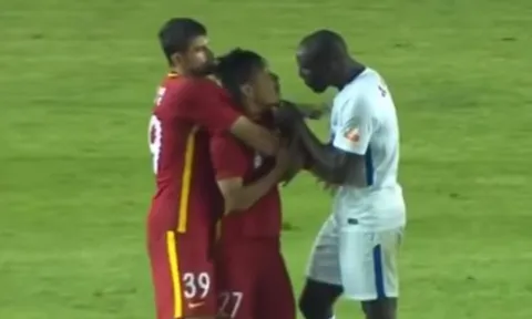 Demba Ba xách cổ cầu thủ Trung Quốc vì bị phân biệt chủng tộc