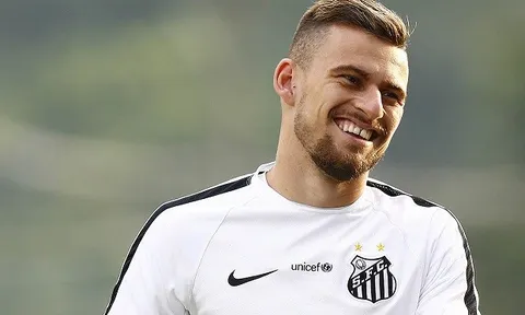 Đến lượt Lucas Lima 'nổi loạn' để sớm đến Barca?