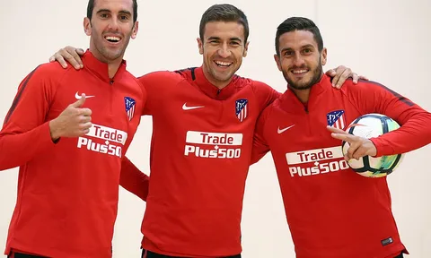 Đến Mexico, Atletico thử tài trên sân bóng rổ