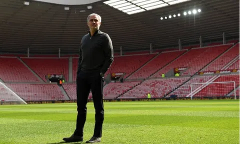 Đến sớm, Mourinho trầm ngâm quan sát sân Ánh Sáng trước giờ chiến