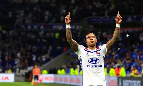 Depay lập hattrick, Lyon nghẹt thở ghi tên vào vòng bảng Champions League