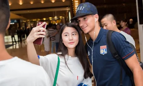 Depay và đồng đội bị hot girl vây kín tại Trung Quốc