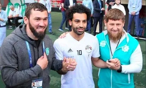 SỐC: Mo Salah bắt tay với lãnh đạo bị cáo buộc tội ác chiến tranh