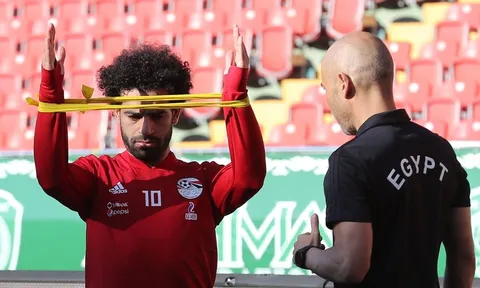 Salah cau mày ngày trở lại sân tập vì cái vai chưa đâu vào đâu