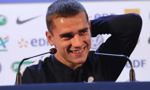 Phóng viên chơi khăm Griezmann tại họp báo