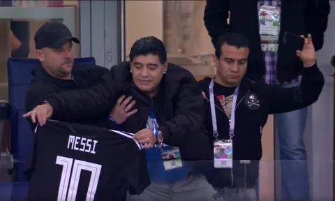 Maradona hôn thắm thiết áo Messi trên khán đài