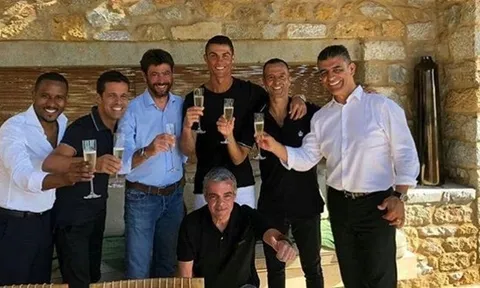 Ronaldo và giám đốc Juve ăn mừng sau khi kí kết thành công